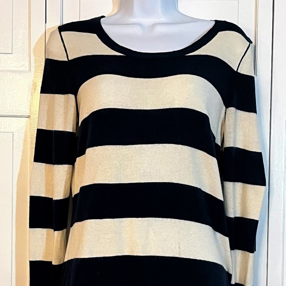 Cream and Navy Lightweight Crewneck GAP sweater